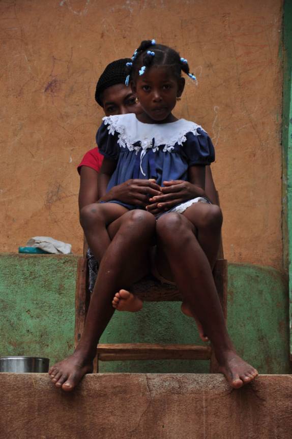 Família observa os visitantes que caminham de Sans-Souci à Citadelle, no norte do Haiti